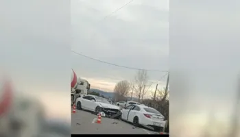 Aksident në unazën e qytetit të Cërrikut, makinat përplasen ‘kokë më kokë’, plagosen dy persona