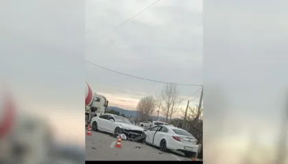 Aksident në unazën e qytetit të Cërrikut, përplasen dy automjete, mbeten të plagosur 2 persona