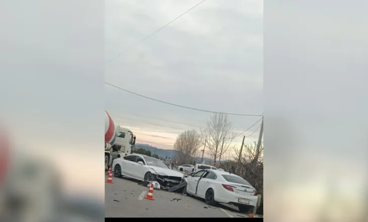 Aksident në unazën e qytetit të Cërrikut, përplasen dy automjete, mbeten të plagosur 2 persona