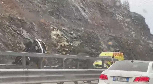 Aksident rrugor në autostradën Milot-Morinë/ Disa makina përplasen mes tyre, dy gra të plagosura