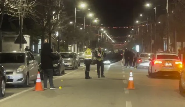 Aksident rrugor në Kavajë/ Makina përplaset me mjetin e parkuar, plagoset drejtuesi