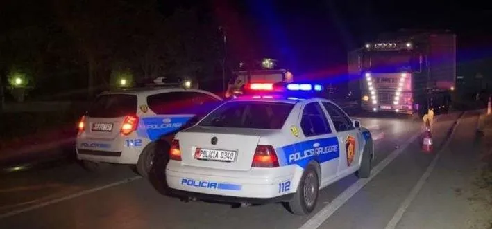 Aksident tragjik në Tepelenë/ Furgoni humb kontrollin dhe përmbyset, humb jetën 1 person