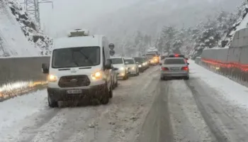 Aksidente masive në Rrugën e Arbrit, disa makina përfundojnë në kanal, shkak dëbora në rrugë