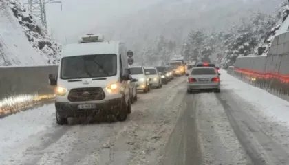 Aksidente masive në Rrugën e Arbrit, disa makina përfundojnë në kanal, shkak dëbora në rrugë