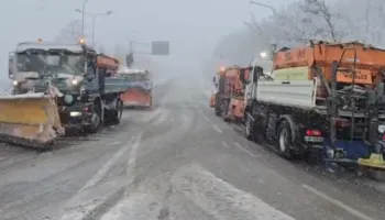 Aksidenti/ Borëpastruesja përplas 3 makina në Rrugën e Arbrit, një i plagosur