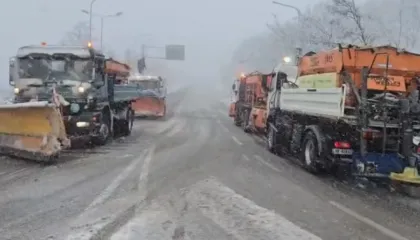 Aksidenti/ Borëpastruesja përplas 3 makina në Rrugën e Arbrit, një i plagosur