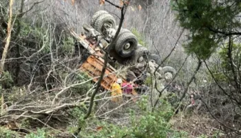 Aksidenti në Gramsh me 1 viktimë e dy të plagosur, fotoja e kamionit të rrëzuar në humnerë