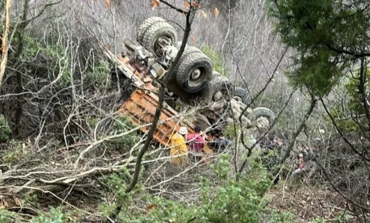 Aksidenti në Gramsh me 1 viktimë e dy të plagosur, fotoja e kamionit të rrëzuar në humnerë