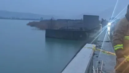 Aksidenti në urën e Spatharit, 3 personat dolën në pjesën poshtë urës, njëri i plagosur rëndë