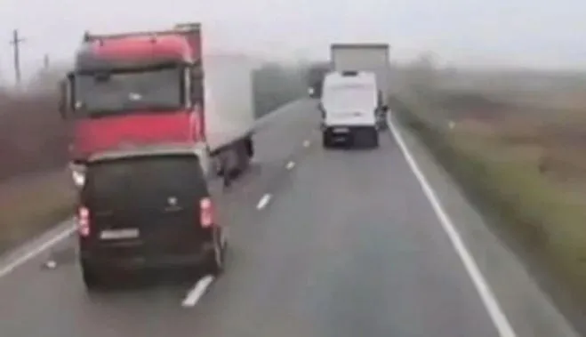 Aksidenti tragjik në Rumani/ Dëshmia tronditëse e të mbijetuarit për mjekun grek: Shoferit iu bllokua timoni pas parakalimit sepse…