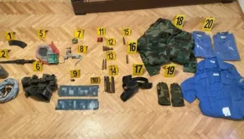 Aksioni i policisë në Mitrovicën e Veriut zbulon arsenal armësh, municion dhe uniforma të policisë serbe