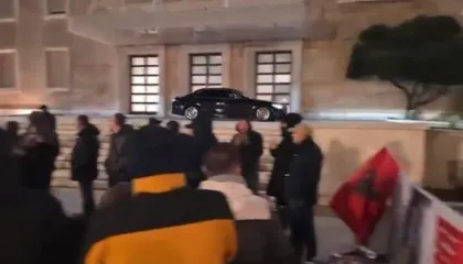 Aktivistët e Lapajt bërtasin drejt eskortës të Ramës: Hajdut, hajdut