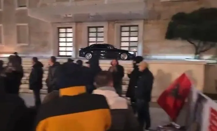 Aktivistët e Lapajt bërtasin drejt eskortës të Ramës: Hajdut, hajdut