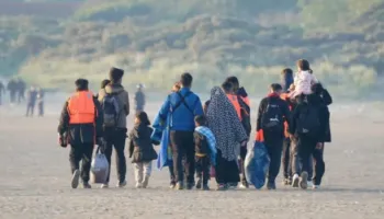 Akuzohen për aktivitete anti-migrante, Franca u ndalon hyrjen 10 aktivistëve britanikë