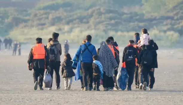 Akuzohen për aktivitete anti-migrante, Franca u ndalon hyrjen 10 aktivistëve britanikë