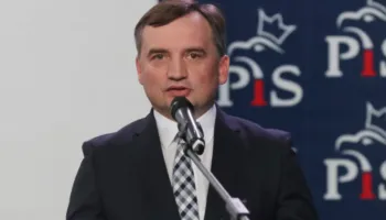 Akuzohet për abuzim me pushtetin, ish-ministri polak i Drejtësisë merr azil politik në Hungari