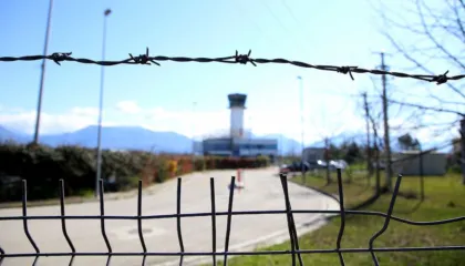 Akuzohet për një plagosje me thikë në Durrës, ekstradohet nga Greqia 32-vjeçari