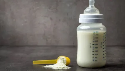 Alarm global/ Gjigantët e qumështit për foshnjat tërheqin produktet, dyshime për kontaminim