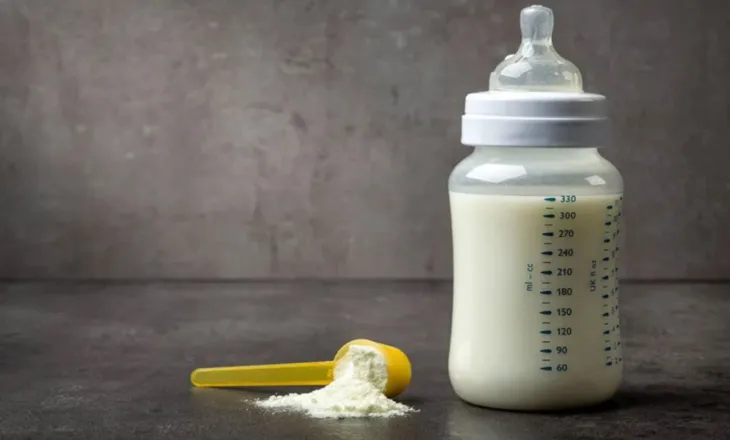 Alarm global/ Gjigantët e qumështit për foshnjat tërheqin produktet, dyshime për kontaminim