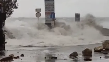 Alarm i kuq dhe kaos në Sardenjë, Sicili dhe Kalabri nga cikloni “Harry”, reshje rekord dhe evakuime masive (VIDEO)