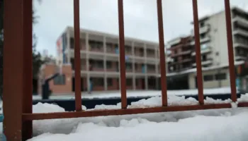 Alarm i kuq në Greqi, shkollat në Athinë mbyllen nesër. Pesë rajone kërcënohen nga përmbytjet dhe acari polar