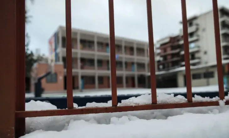 Alarm i kuq në Greqi, shkollat në Athinë mbyllen nesër. Pesë rajone kërcënohen nga përmbytjet dhe acari polar