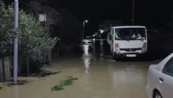 Alarm në Ferras/ Çahet argjinatura e kanalit të Martinës, uji pushton fshatin