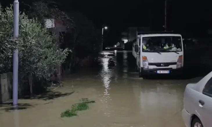 Alarm në Ferras/ Çahet argjinatura e kanalit të Martinës, uji pushton fshatin