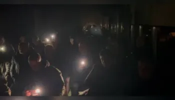 Alarm në Mamurras/ Demokratët mblidhen, qeveria e Ramës fik dritat e godinës