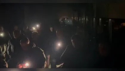 Alarm në Mamurras/ Demokratët mblidhen, qeveria e Ramës fik dritat e godinës