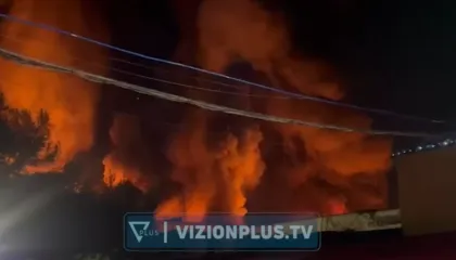 Alarmante! Përhapet një tjetër vatër zjarri te “5 Maji”, rrezik nga bombolat e gazit në magazina