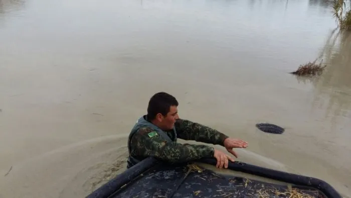 Alarmi/ Nesër Shqipëria pushtohet nga reshje të forta shiu