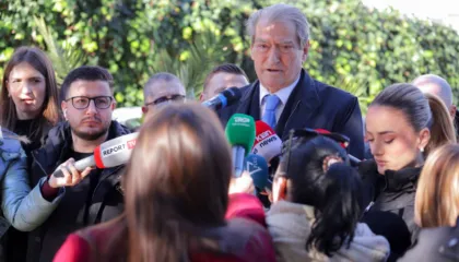 Altin Troplini komandonte një call-center, Berisha: Janë 200 sipërmarrje kriminale të patronuara nga Olsi Rama