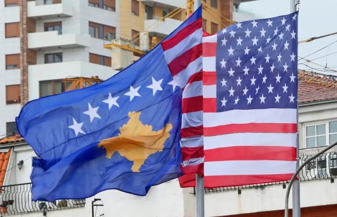 Ambasada e SHBA në Prishtinë: Të gatshëm të forcojmë partneritetin me Qeverinë e ardhshme. Duhet të rifillojë edhe…