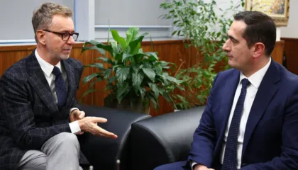 Ambasadori i BE mbërrin në SPAK, takim me Brahon, jep mesazhin e fortë