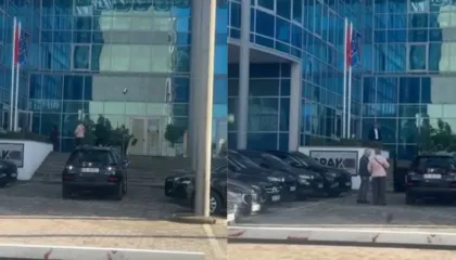 Ambasadori i Holandës i shkon në zyrë kreut të SPAK, Klodian Braho (VIDEO)