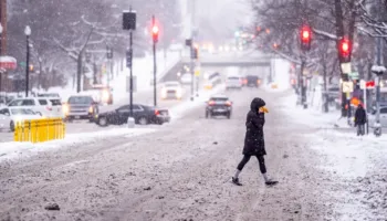 Amerikanët provojnë Groenlandën/ Stuhi bore dhe akulli, mijëra fluturime të anuluara