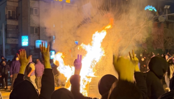 Analiza/ Çfarë do ta rrëzonte regjimin në Iran?