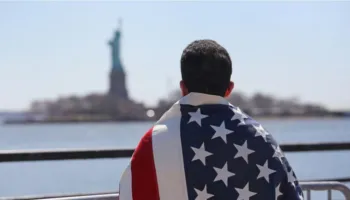 Analiza e REL: Kë prek pezullimi i vizave të emigrimit për në SHBA? Çfarë lejohet, çfarë ndalohet dhe pse e mori…