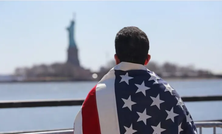 Analiza e REL: Kë prek pezullimi i vizave të emigrimit për në SHBA? Çfarë lejohet, çfarë ndalohet dhe pse e mori…