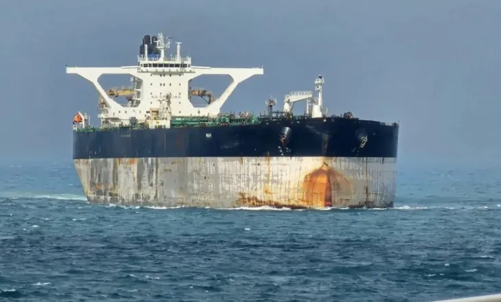 Anija cisternë me naftë ndryshon emrin dhe lundron sërish pas sanksioneve në Kanalin e La Manshit, rritet frika për hakmarrje ruse