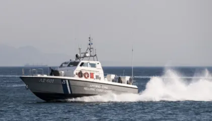 Anija me emigrantë ndalohet pas ndjekjes në det/ Kapen 36 emigrantë dhe organizatori i dyshuar