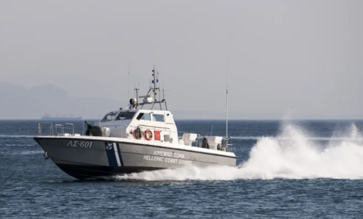 Anija me emigrantë ndalohet pas ndjekjes në det/ Kapen 36 emigrantë dhe organizatori i dyshuar