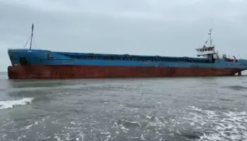 Anija me flamur të Tanzanisë mbetet e bllokuar pranë bregut të Tales në Lezhë