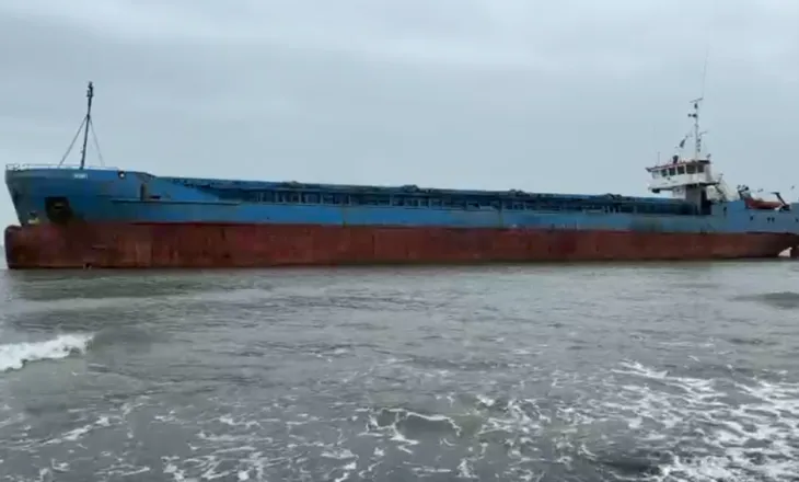 Anija me flamur të Tanzanisë mbetet e bllokuar pranë bregut të Tales në Lezhë