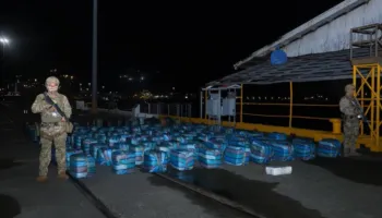 Anija ngeci në plazh pas ndjekjes, policia sekuestron 5 tonë kokainë në Panama