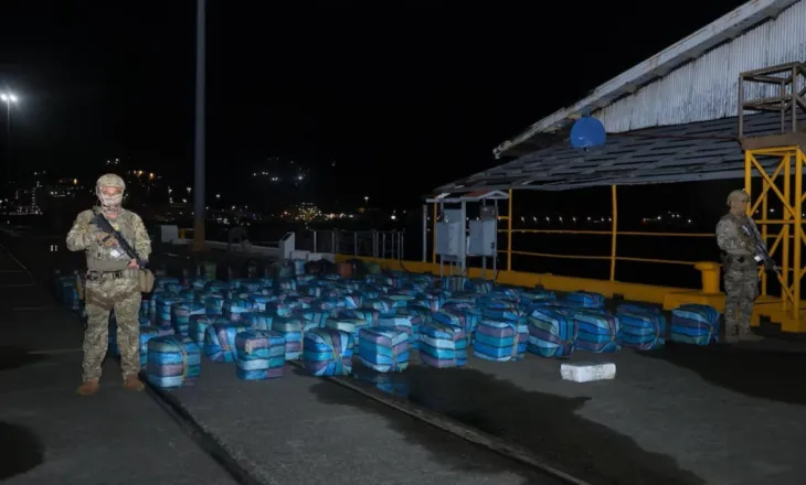 Anija ngeci në plazh pas ndjekjes, policia sekuestron 5 tonë kokainë në Panama