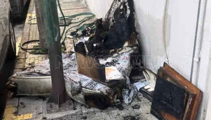 Apartamenti përfshihet nga flakët, shkak telefoni. Lëndohen dy gra