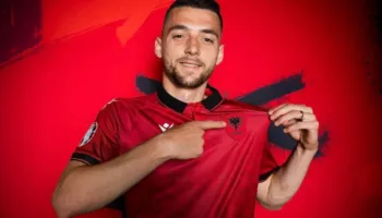 Arbër Hoxha “trazon” Stambollin, dy gjigandët turk synojnë sulmuesin kuqezi