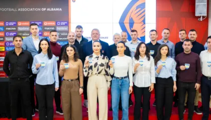 Arbitrimi shqiptar shënon rekord, 21 arbitra & asistentë me stemë FIFA. Presidenti Duka: Të gjithë bashkë mund të kontribuojmë në rritjen e futbollit